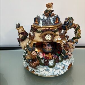 Boyd’s Bearstone Collection Holiday Cottage Teapot Decorative Figurine.